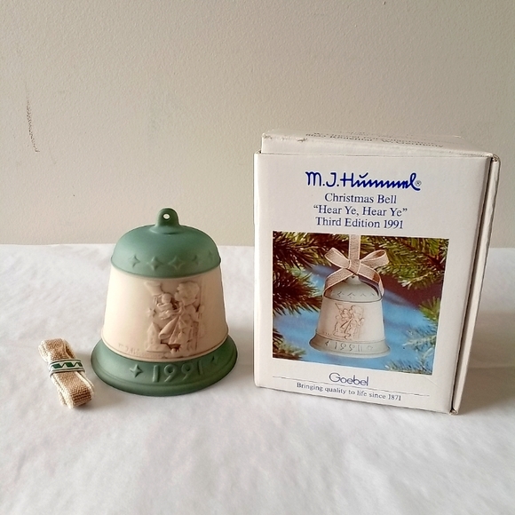 M. I. Hummel Christmas Bell 1991 Third Edition "Hear Ye, Hear Ye" Goebel Vintage - Picture 1 of 5